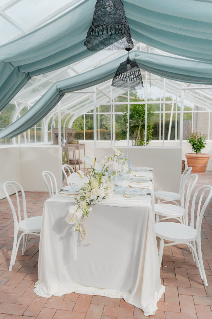 Elegant gedeckte Hochzeitstafel im Gewächshaus des Weissenhaus Private Nature Luxury Resort an der Ostsee.